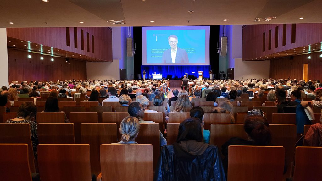 BZH-Freiburger-Hygiene-Kongress-2023_Konzerthaus-Saal_ Vortrag-Prof. Dr. Karl Lauterbach-MdDB_reinline-health_web