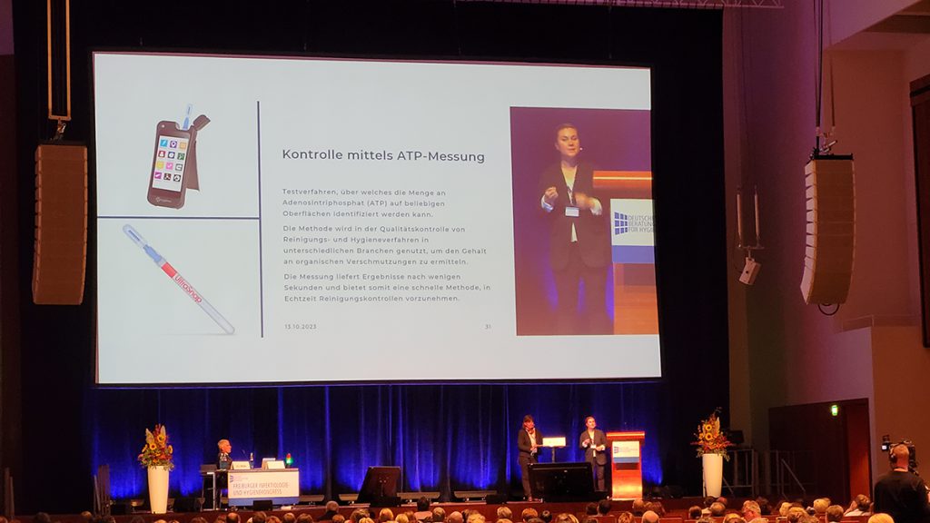 BZH-Freiburger-Hygiene-Kongress-2023_Konzerthaus-Saal_Vortrag-Melanie Reese-Anna-Maria Rager-Vorstand-BHUK_reinline-health_web